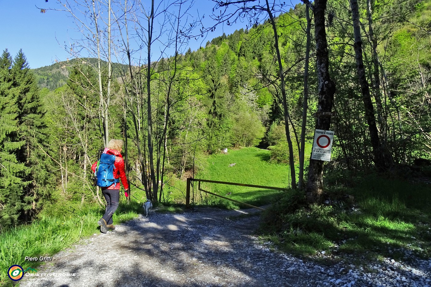 07 Dal parcheggio di Spinelli salire alla sbarra per 'La Costa'.JPG -                                